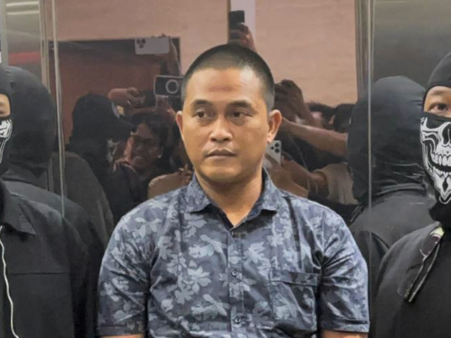 Dedy Wiratama, oknum polisi yang membekingi peredaran narkoba di Samarinda, Kalimantan Timur tiba di Bareksrim Polri pada Jumat (5/6/2026). Foto: Ryan Iqbal/kumparan