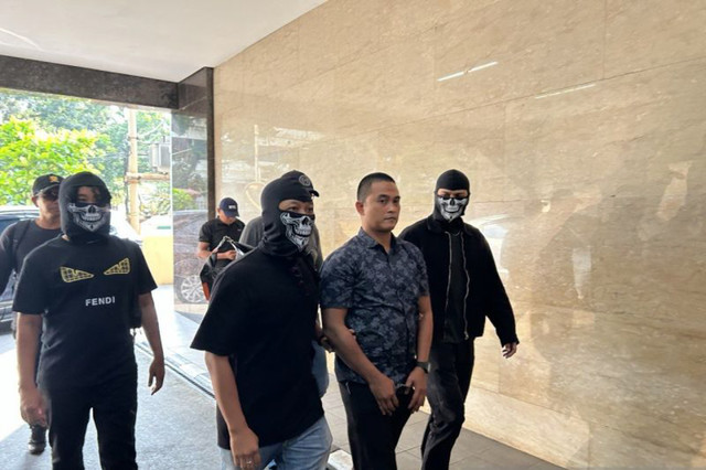 Bripka Dedy Wiratama, oknum Brimob pembengking sindikat kampung narkoba Gang Langgar, Samarinda, Kalimantan Timur, tiba di gedung Bareskrim Polir, Jakarta, Jumat (5/6/2026).  Foto: Laily Rahmawaty/ANTARA