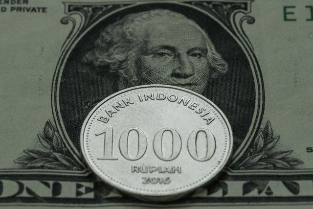 Ilustrasi rupiah melemah. Foto: Yasuyoshi Chiba/AFP