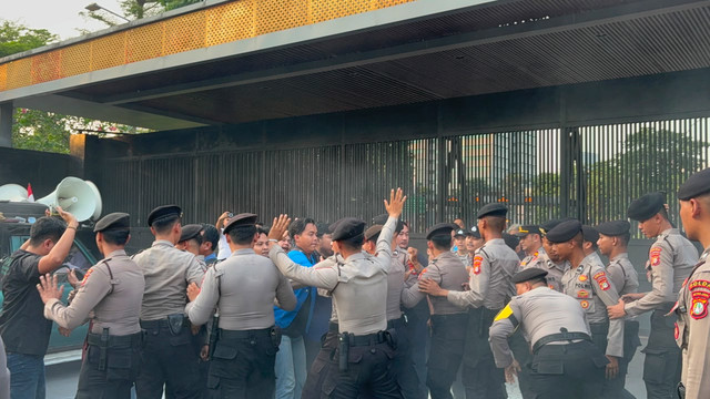 Suasana demo di depan Gerbang Pancasila DPR, Jakarta, Jumat (5/6/2026). Foto: Nasywa Athifah/kumparan