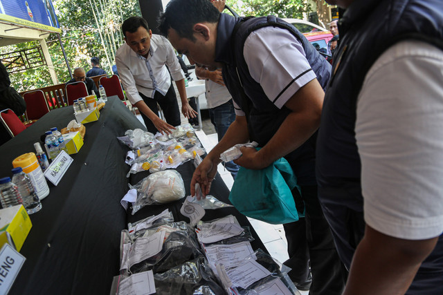 Wadirresnarkoba Polda Jawa Tengah AKBP Donny Lumbantoruan menunjukkan berat barang bukti narkotika jenis sabu saat ditimbang dalam gelar rilis pengungkapan tindak pidana narkoba di Mako Ditresnarkoba Polda Jateng, Semarang, Jawa Tengah, (5/6/2026). Foto: Makna Zaezar/ANTARA FOTO