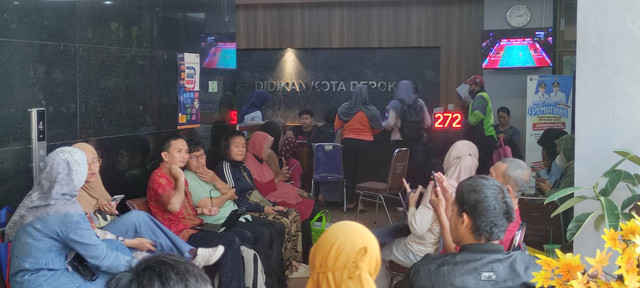 Penumpukan antrean warga terjadi di Kantor Kecamatan Cimanggis, Depok, Selasa (2/6/2026) untuk membuat Identitas Kependudukan Digital yang disebut menjadi syarat pendaftaran masuk sekolah atau Sistem Penerimaan Murid Baru. Foto: Dok. kumparan