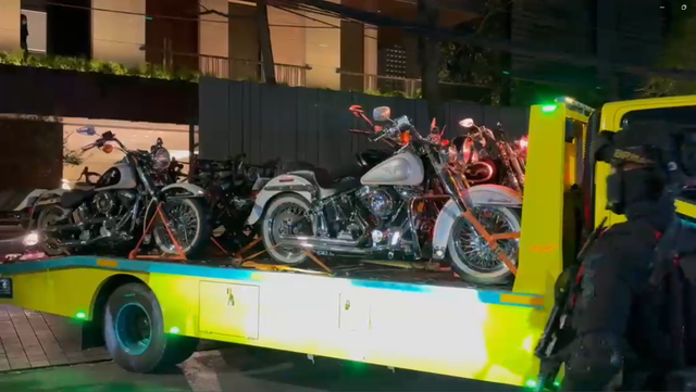 Sejumlah mobil, motor, dan sepeda dibawa penyidik dari rumah Eks Wamen Imipas Silmy Karim. Foto: Kevin Daniel/kumparan