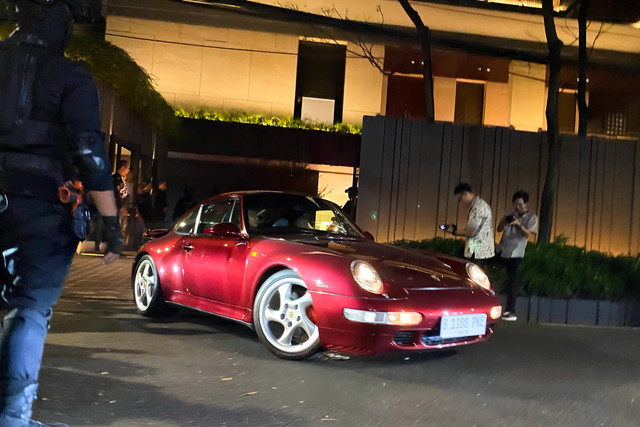 Mobil mewah keluar dari rumah mantan Wakil Menteri Imigrasi dan Pemasyarakatan Silmy Karim di kawasan Brawijaya, Kebayoran Baru, Jakarta Selatan, Jumat (5/6/2026). Foto: Fath Putra Mulya/ANTARA