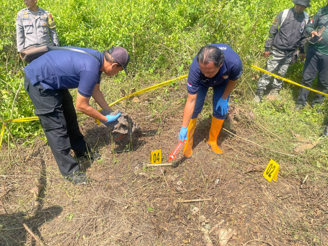 Pihak kepolisian melakukan olah TKP di lokasi kejadian terkait dugaan temuan tengkorak manusia di kawasan hutan yang berada di Kabupaten Rembang, Jawa Tengah.  Foto: Dok. Polsek Sumber