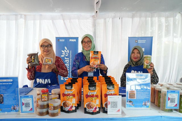 Nasabah berhasil mengembangkan usaha berkat layanan pembiayaan tanpa agunan dan pendampingan melalui Pertemuan Kelompok Mingguan (PKM) PNM Mekaar. Foto: Dok. PNM
