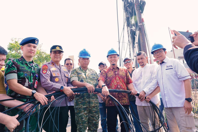 Penertiban kabel fiber optik oleh Wali Kota Pekanbaru, Agung Nugroho, dan turut dihadiri unsur Forum Koordinasi Pimpinan Daerah (Forkopimda). Foto: Dok. Istimewa