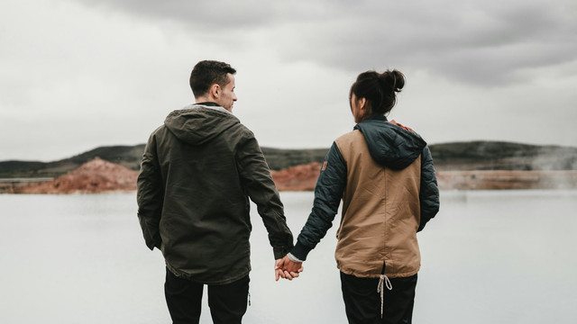 Ilustrasi adaptasi budaya pasangan. Foto Unsplash.