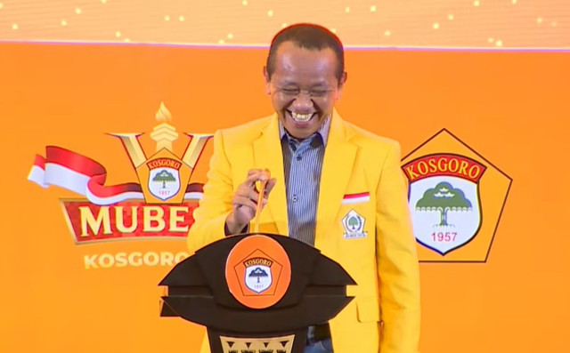 Momen Ketum Golkar Bahlil Lahadalia tertawa imbas disambut lagu MBG di Mubes V Kosgoro 1957. Foto: YouTube/ Kosgoro 1957