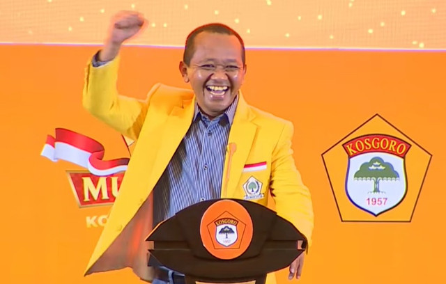 Momen Ketum Golkar Bahlil Lahadalia tertawa imbas disambut lagu MBG di Mubes V Kosgoro 1957. Foto: YouTube/ Kosgoro 1957