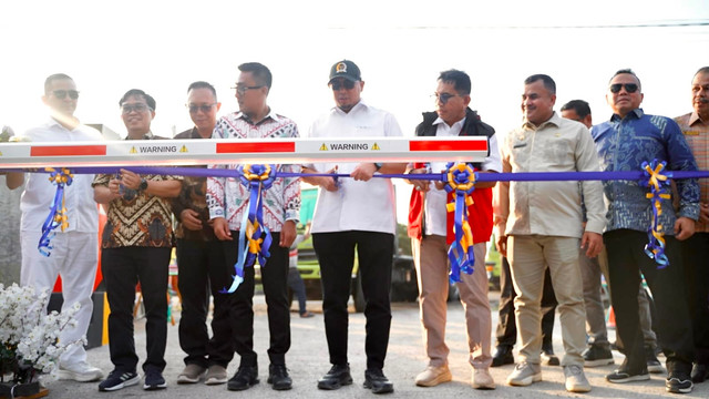 Wakil Ketua Komisi VI DPR RI dari Fraksi Gerindra Andre Rosiade meresmikan Area Parkir Truk Bypass Pelabuhan Teluk Bayur yang berlokasi di Jalan Bypass Km 2, Kelurahan Pampangan, Kecamatan Lubuk Begalung, Kota Padang, Jumat (5/6/2026). Foto: Dok. Istimewa