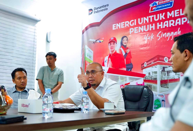 Wakil Ketua Komisi VI DPR Andre Rosiade saat berdiskusi dengan jajaran Pertamina Patra Niaga Sumbar dalam pemantauan penyaluran BBM bersubsidi di Kota Padang, Jumat (5/6/2026). Foto: Dok. Istimewa