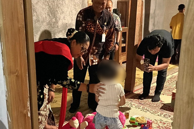 Bupati Gunungkidul Endah Subekti Kuntariningsih menjenguk ACB, anak berusia 3 tahun yang sempat dilakban dan diikat ibu kandungnya di rumah kontrakannya di Kabupaten Bantul. Foto: Pemkab Gunungkidul