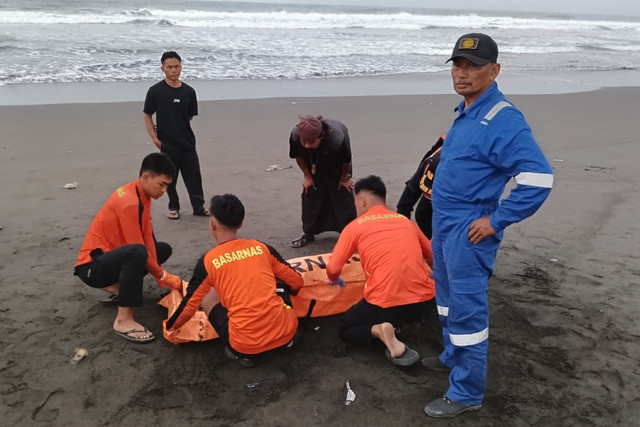 Basarnas saat mengevakuasi jenazah remaja yang meninggal dunia usai terseret ombak di Pantai Menganti Kisik, Cilacap. Foto: Basarnas