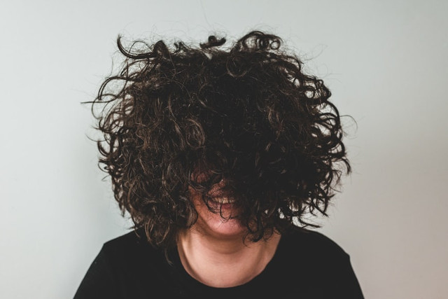 Ilustrasi Cara Mengatasi Rambut Kering dan Mengembang, Foto: Unsplash/Tamas Pap