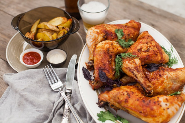 Ilustrasi Menu Ayam Goreng Bu Iyin, Foto:Unsplash/Diana Light