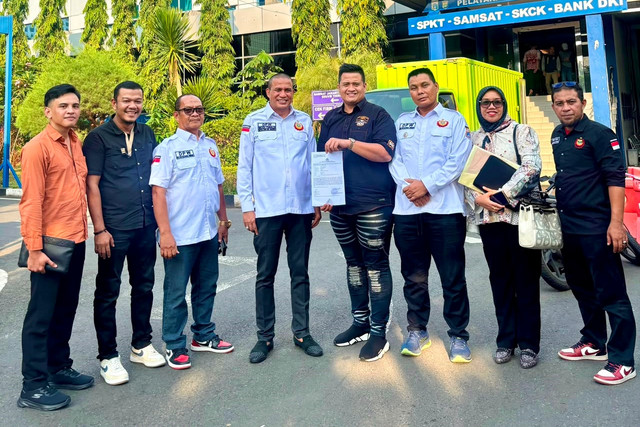 Dewan Pimpinan Wilayah (DPW) Ikatan Keluarga Minang (IKM) Jakarta resmi melaporkan Permadi Arya atau Abu Janda ke Polda Metro Jaya atas dugaan penghinaan terhadap masyarakat. Foto: Dok. Istimewa