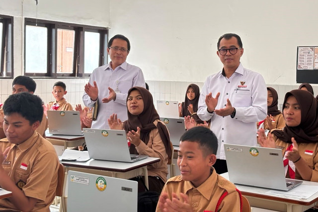 Anggota Ombudsman Nuzran Joher didampingi Kepala Pusat Pendidikan, Pelatihan, dan Pengembangan Profesi Kemensos Afrizon Tanjung meninjau proses pembelajaran di SRMP 9 Bandung dan SRMA 11 Bandung, Jawa Barat, Jum'at (5/6/2026). Foto: Kemensos RI