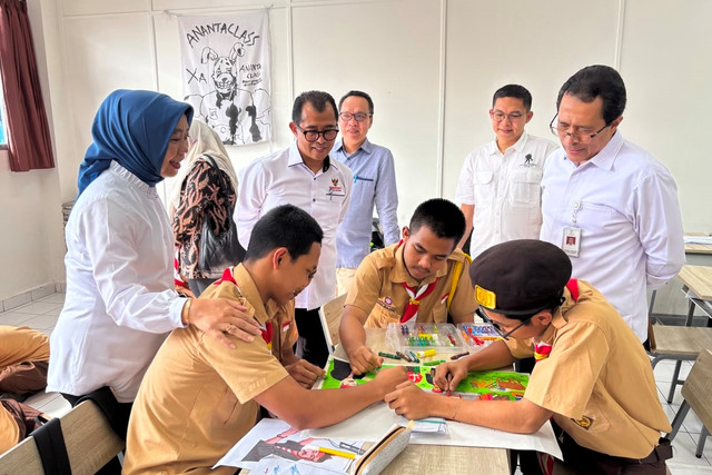 Anggota Ombudsman Nuzran Joher didampingi Kepala Pusat Pendidikan, Pelatihan, dan Pengembangan Profesi Kemensos Afrizon Tanjung meninjau proses pembelajaran di SRMP 9 Bandung dan SRMA 11 Bandung, Jawa Barat, Jum'at (5/6/2026). Foto: Kemensos RI