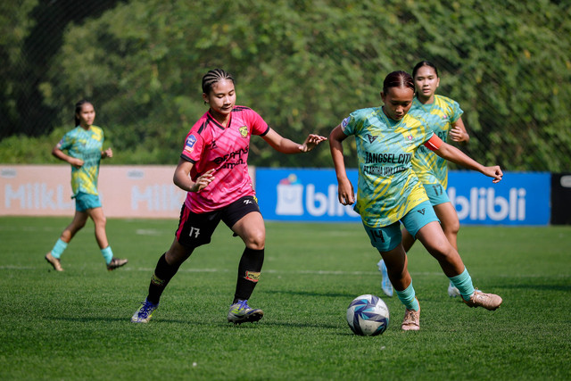 Putri JP Jakarta melawan Putri Tangsel City pada pertandingan Hydroplus Soccer League Jakarta U-18 di GSport Jagorawi Soccer Arena, Bogor, Sabtu (6/6/2026).
 Foto: Jamal Ramadhan/kumparan