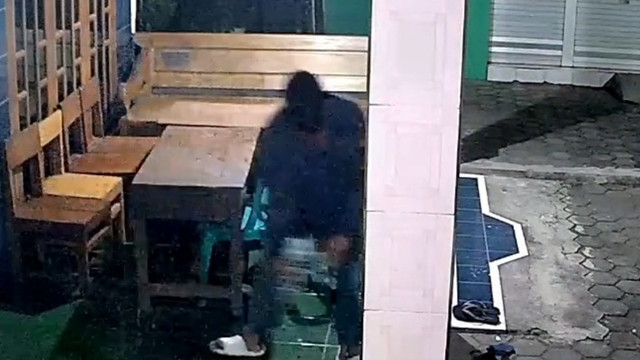 Rekaman CCTV rumah seorang warga dibakar pria misterius di Demak Jawa Tengah. Foto: Dok. Istimewa