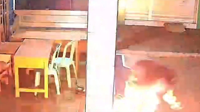 Rekaman CCTV rumah seorang warga dibakar pria misterius di Demak Jawa Tengah. Foto: Dok. Istimewa