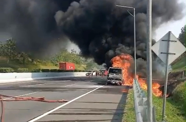 Truk tangki yang mengangkut bahan bakar jenis solar terbakar usai bersenggolan di Tol Cipali KM 80+700 arah Cirebon pada Sabtu (6/6) sekitar pukul 08.09 WIB.