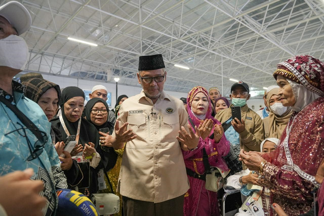 Menhaj Gus Irfan bersama jemaah haji asal Makassar di Bandara Jeddah, Arab Saudi, Jumat (5/6/2026).
 Foto: MCH 2026