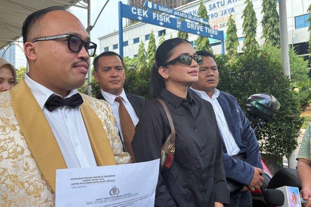 Ratu Sofya dan tim kuasa hukumnya di SPKT Polda Metro Jaya, Jakarta Pusat, Sabtu (6/6/2026). Foto: Salsha Okta Fairuz/kumparan