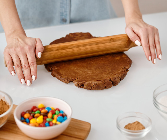 https://www.pexels.com/id-id/foto/orang-meratakan-adonan-dengan-rolling-pin-6061587/