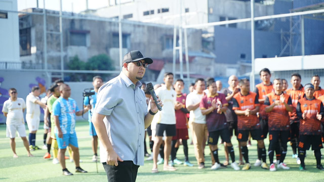 Wakil Ketua Komisi VI DPR RI sekaligus Presiden Klub Semen Padang FC Andre Rosiade membuka turnamen Mini Soccer JPS Cup 2026 yang memperebutkan trofi bergilir Andre Rosiade di Lapangan Mini Soccer Dobi, Padang, Sabtu (6/6/2026). Foto: Dok. Istimewa