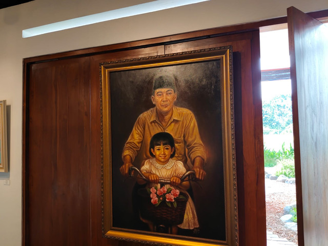 Lukisan "Kuantar ke Seberang" karya Agus Noor di Pameran Seni Rupa "Mata Hati Soekarno" di Le Gareca Space, Kapanewon Kasihan, Kabupaten Bantul, Sabtu (6/6/2026). Foto: Arfiansyah Panji Purnandaru/kumparan