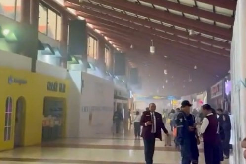 Kepulan asap memenuhi area Terminal 2D, Bandara Soekarno-Hatta, Tangerang, Sabtu (6/6/2026). Foto: Dok. Istimewa