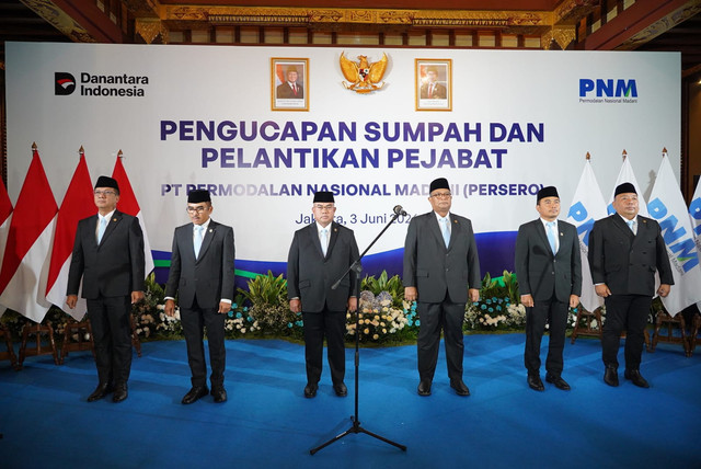 Jajaran dewan komisaris, direksi, dan manajemen baru dalam prosesi pengucapan sumpah dan pelantikan pejabat PT Permodalan Nasional Madani (Persero) di Jakarta, baru-baru ini. Foto: dok. PNM.