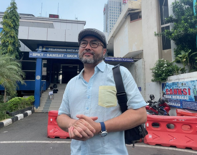 Surya Saputra di SPKT Polda Metro Jaya, Jakarta Pusat, Sabtu (6/6/2026).  Foto: Dok. Istimewa
