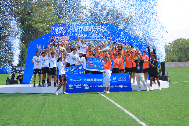 Putri JP U-18 (kiri) dan Cipta Cendikia FA (kanan) berhasil keluar sebagai kampiun Hydroplus Soccer League Jakarta 2026, di G-Sport Soccer Arena, Bogor, Sabtu (6/6). Foto: Agri Aulian Perdana/kumparan