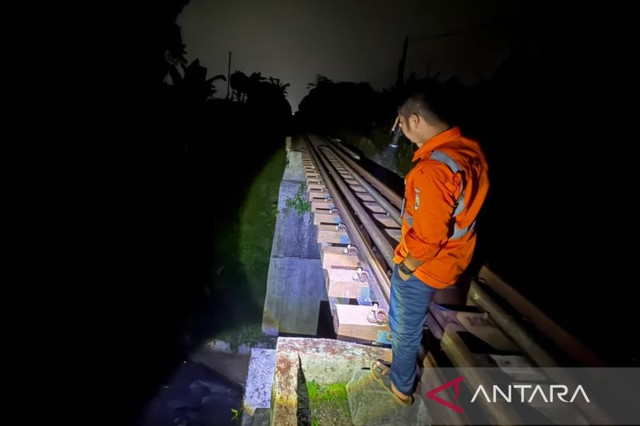 Petugas melakukan pemeriksaan jalur kereta di sejumlah titik di wilayah Cianjur, Jawa Barat, guna memastikan tidak ada dampak gempa yang dapat mengganggu perjalanan KA Siliwangi rute Cipatat-Sukabumi pasca gempa Cianjur, Sabtu (6/6/2026). Foto: ANTARA/Ahmad Fikri