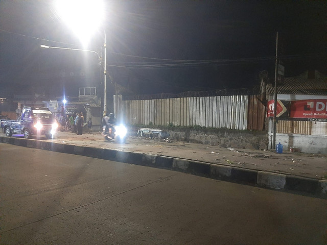 Forkopimcam Solokanjeruk saat meninjau lokasi tenda hajatan yang menutupi badan jalan Provinsi Jawa Barat dan saat berkunjung ke rumah pihak penyelenggara hajat. Foto: Dok. Polsek Solokanjeruk