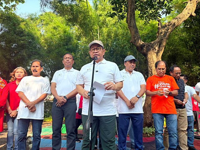 Gubernur DKI Jakarta Pramono Anung saat Pencanangan Pengolahan Sampah Organik dengan Metode Biopori Jumbo di Duren Sawit, Jakarta Timur, Minggu (7/6/2026). Foto: Nasywa Athifah/kumparan