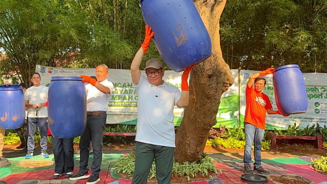 Gubernur DKI Jakarta Pramono Anung saat Pencanangan Pengolahan Sampah Organik dengan Metode Biopori Jumbo di Duren Sawit, Jakarta Timur, Minggu (7/6/2026). Foto: Nasywa Athifah/kumparan
