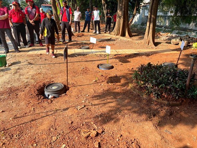 Metode biopori jumbo untuk pengolahan sampah di RW 014 Kelurahan Pondok Kelapa, Duren Sawit, Jakarta Timur, Minggu (7/6/2026). Foto: Nasywa Athifah/kumparan