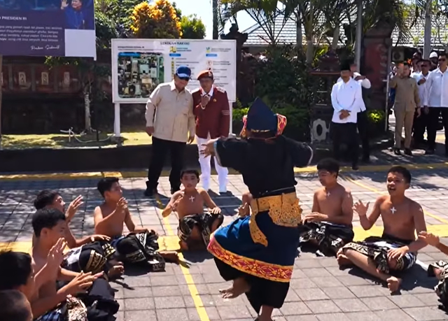 Presiden Prabowo Subianto menyambangi Sekolah Rakyat Menengah Pertama (SRMP) 17 Tabanan, Bali, pada Minggu (7/6). Foto: YouTube Setpres