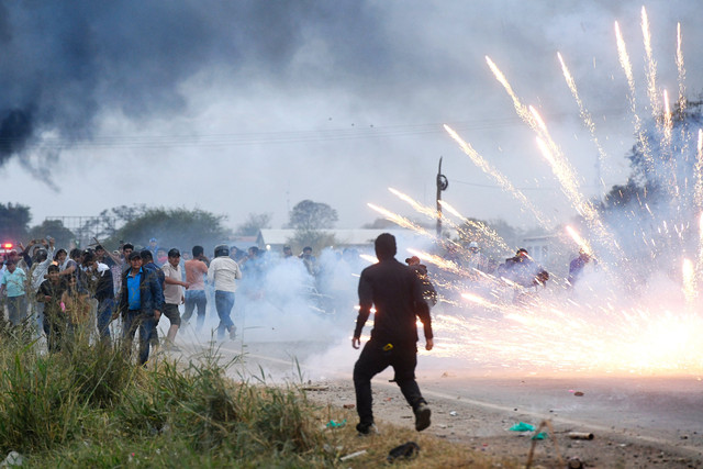 Sejumlah demonstran anti-pemerintah bentrok dengan petugas polisi dan warga sipil selama operasi untuk membersihkan blokade jalan di San Julian, departemen Santa Cruz, Bolivia, Sabtu (6/6/2026). Foto: Rodrigo URZAGASTI/ AFP