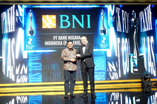 Direktur Human Capital & Compliance BNI Munadi Herlambang terima penghargaan BNI sebagai Best Companies to Work for in Asia 2026 di The Ritz-Carlton Jakarta, Pacific Place, Jumat (5/6/2026). Foto: BNI