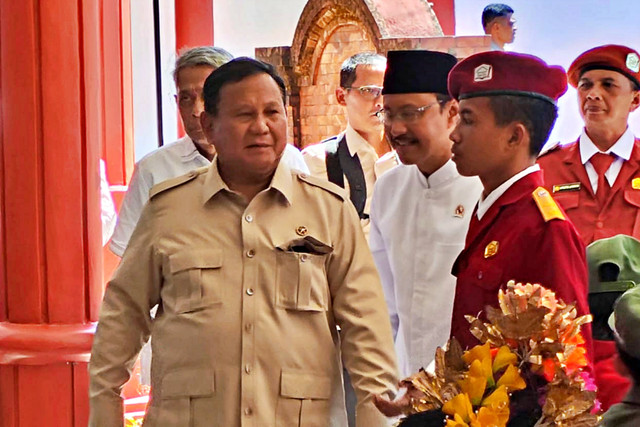 Momen Presiden Prabowo Subianto makan bersama siswa SRMP 17 Tabanan, Bali, Minggu (7/6/2026). Foto: Jonathan Devin/kumparan