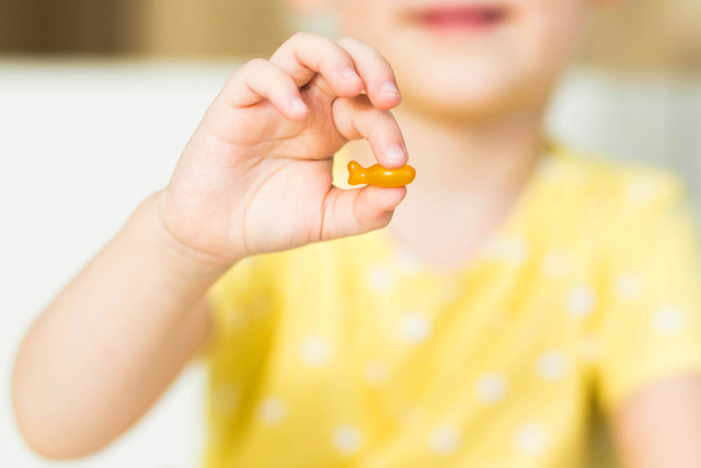 Ilustrasi anak meminum OMEGA 3. Foto: Mary Kruzman/ Shutterstock