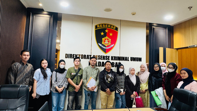 Sejumlah korban dugaan penipuan Darmawangsa Wedding Organizer saat membuat Laporan Polisi di Direktorat Reserse Kriminal Umum Polda Jabar. Foto: Dok. Istimewa
