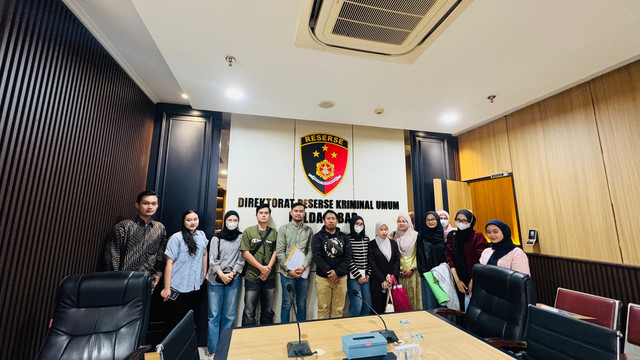 Sejumlah korban dugaan penipuan Darmawangsa Wedding Organizer saat membuat Laporan Polisi di Direktorat Reserse Kriminal Umum Polda Jabar. Foto: Dok. Istimewa
