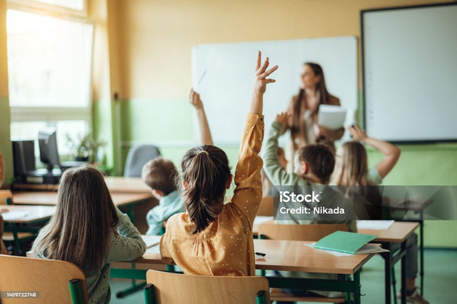 Siswa sedang mengangkat tangan untuk bertanya. Sumber: pixabay