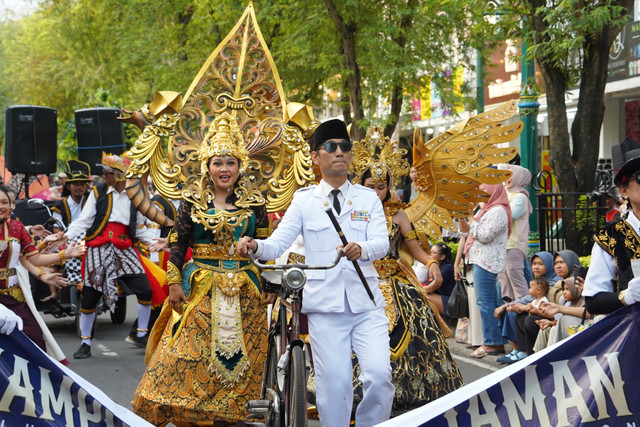 Peserta Kirab Budaya Tresna Pancasila berjalan menyusuri Jalan Malioboro menuju Taman Pintar Yogyakarta, Sabtu (6/6/2026). Kegiatan tersebut digelar untuk memperingati Bulan Bung Karno 2026. Foto: Dok. Istimewa